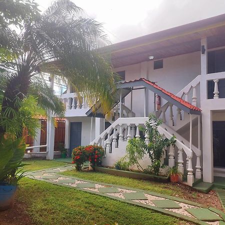 Hospedaje Quepos Bagian luar foto