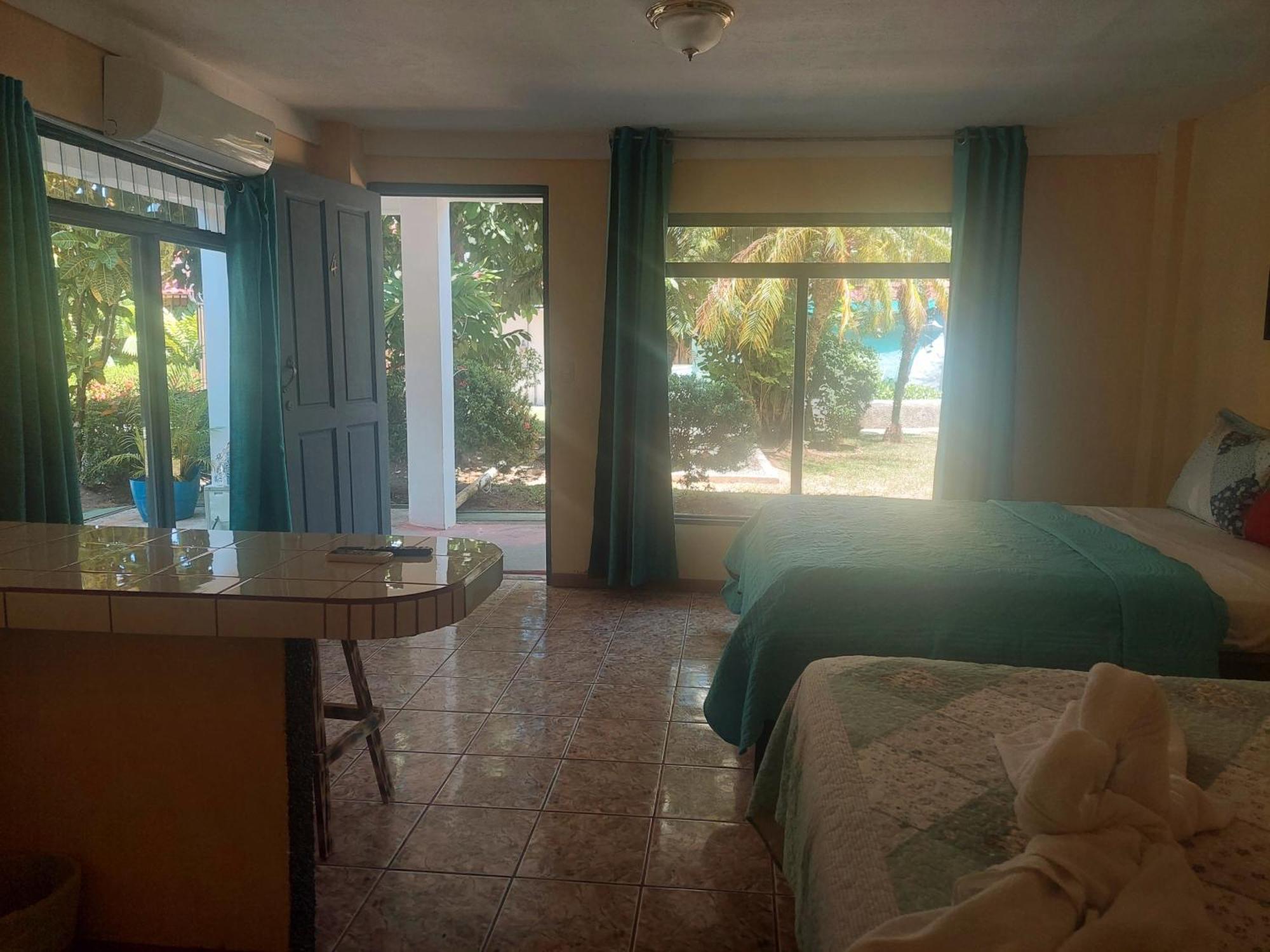 Hospedaje Quepos Bagian luar foto