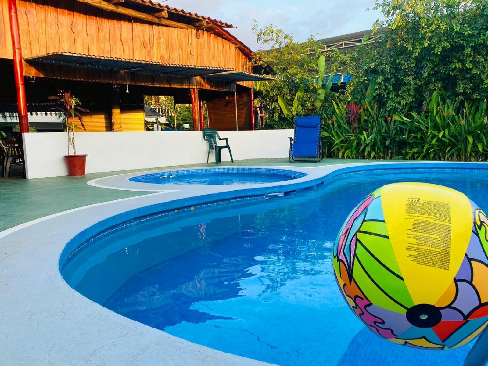Hospedaje Quepos Bagian luar foto