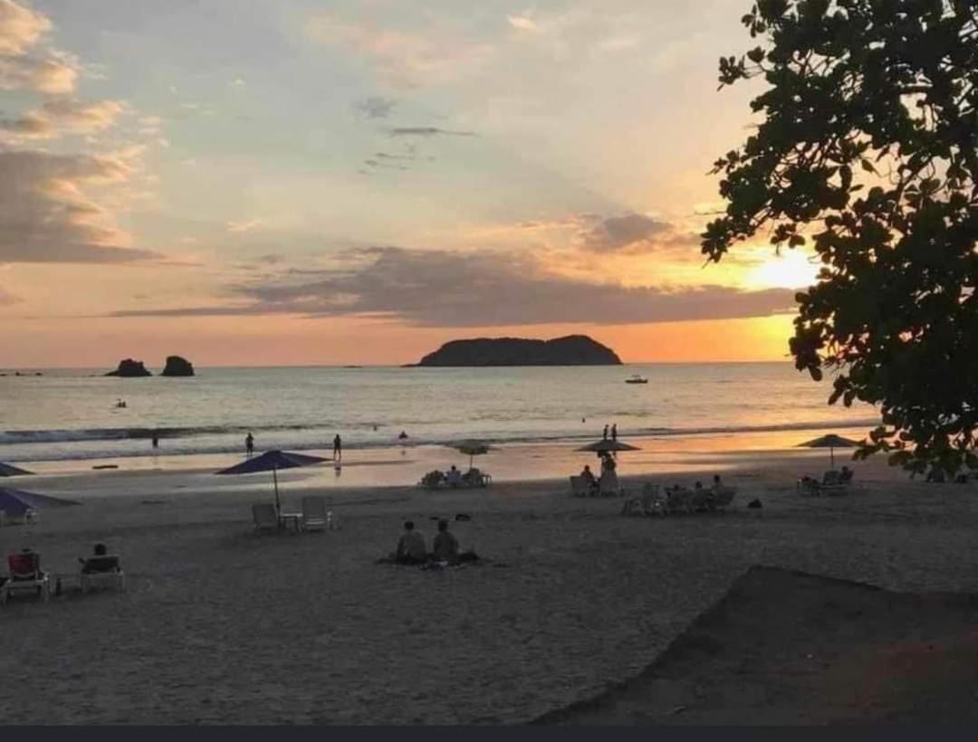 Hospedaje Quepos Bagian luar foto