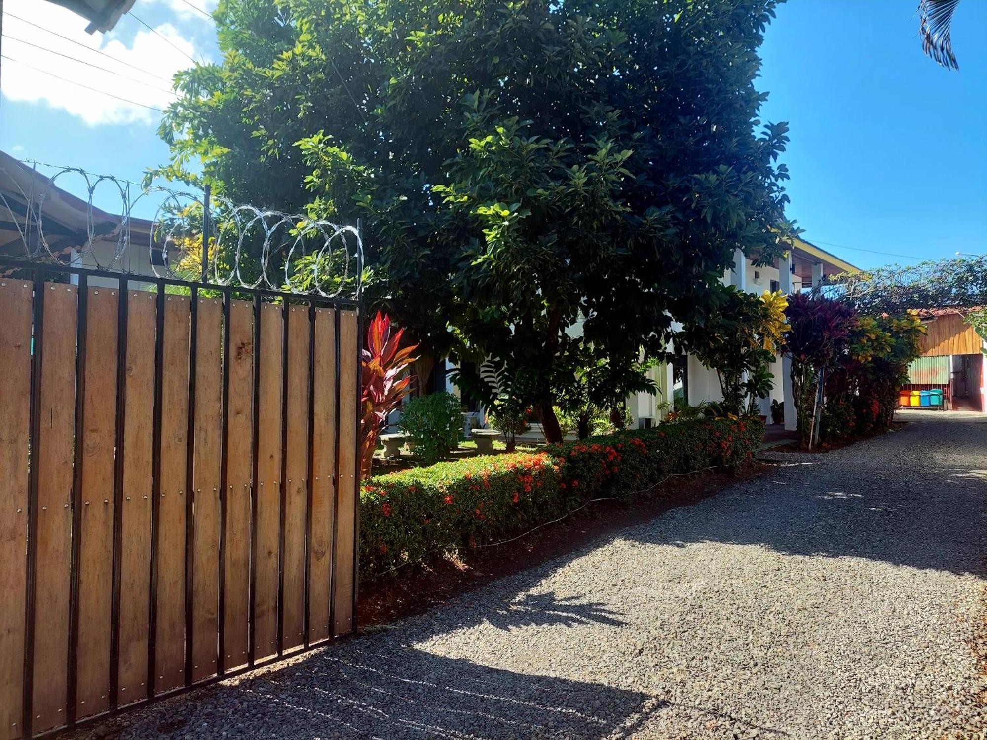 Hospedaje Quepos Bagian luar foto