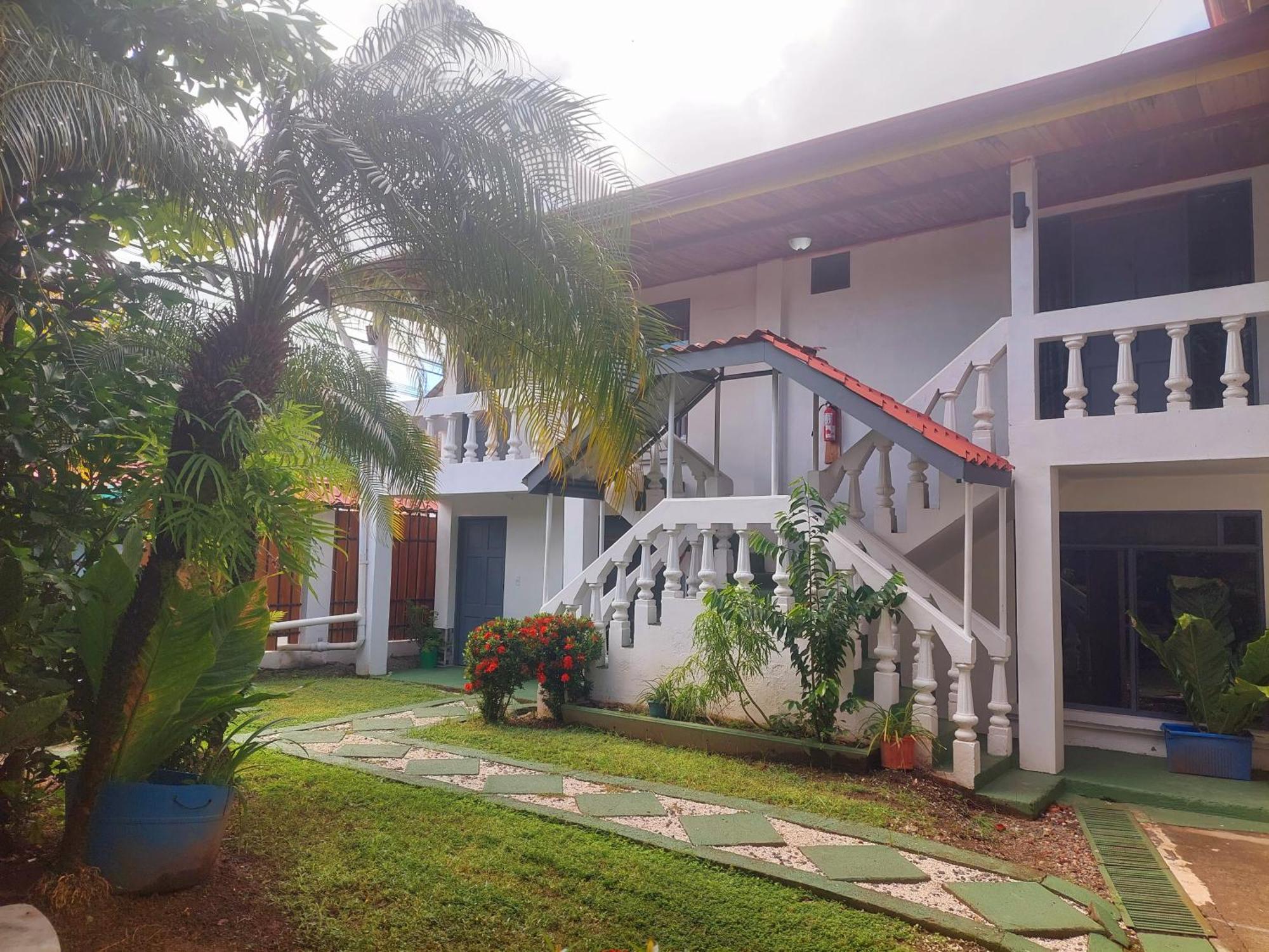 Hospedaje Quepos Bagian luar foto
