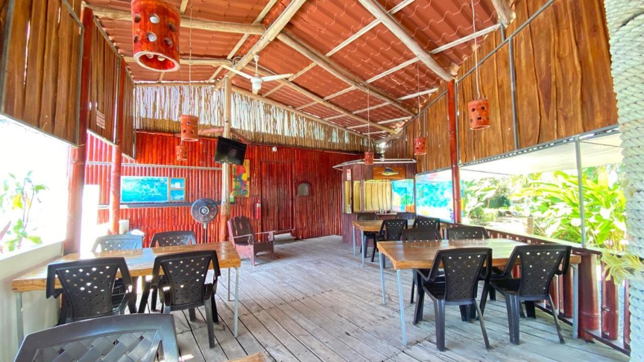 Hospedaje Quepos Bagian luar foto