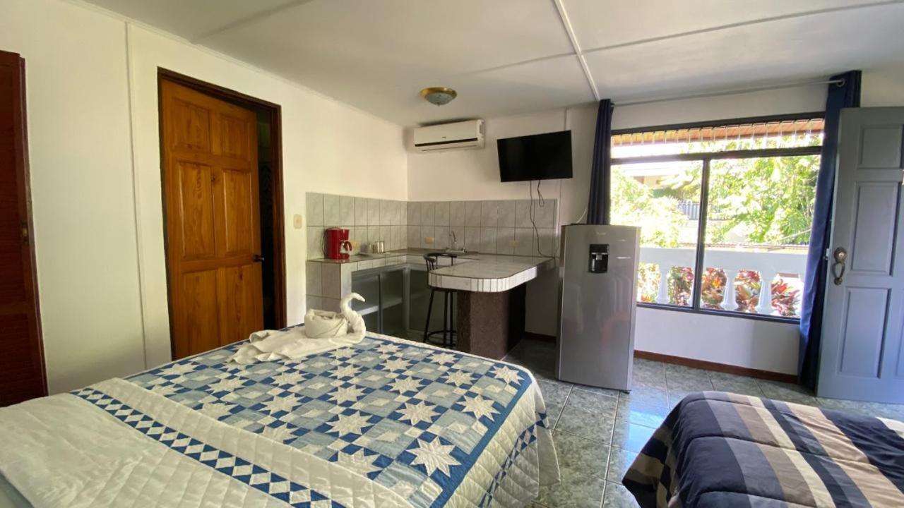 Hospedaje Quepos Bagian luar foto